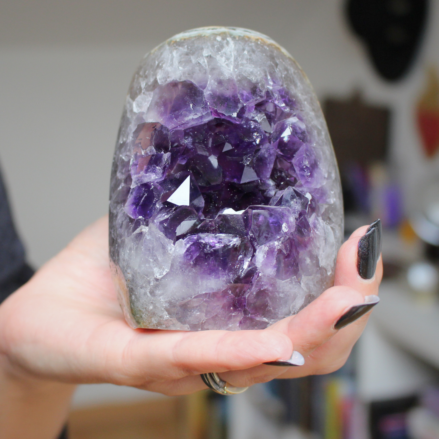 Cette magnifique géode d’améthyste naturelle de 798 grammes provient des mines familiales d’Uruguay, réputées pour offrir les cristaux les plus intenses et les plus purs du monde. Sélectionnée pour son excellente qualité AA+, cette pièce présente un violet profond. Non traitée, 100 % naturelle, elle a été extraite dans des conditions respectueuses de l’humain et de l’environnement. Elle convient aussi bien à la lithothérapie qu’à la méditation ou encore à la décoration et la diffusion de ses énergies dans l