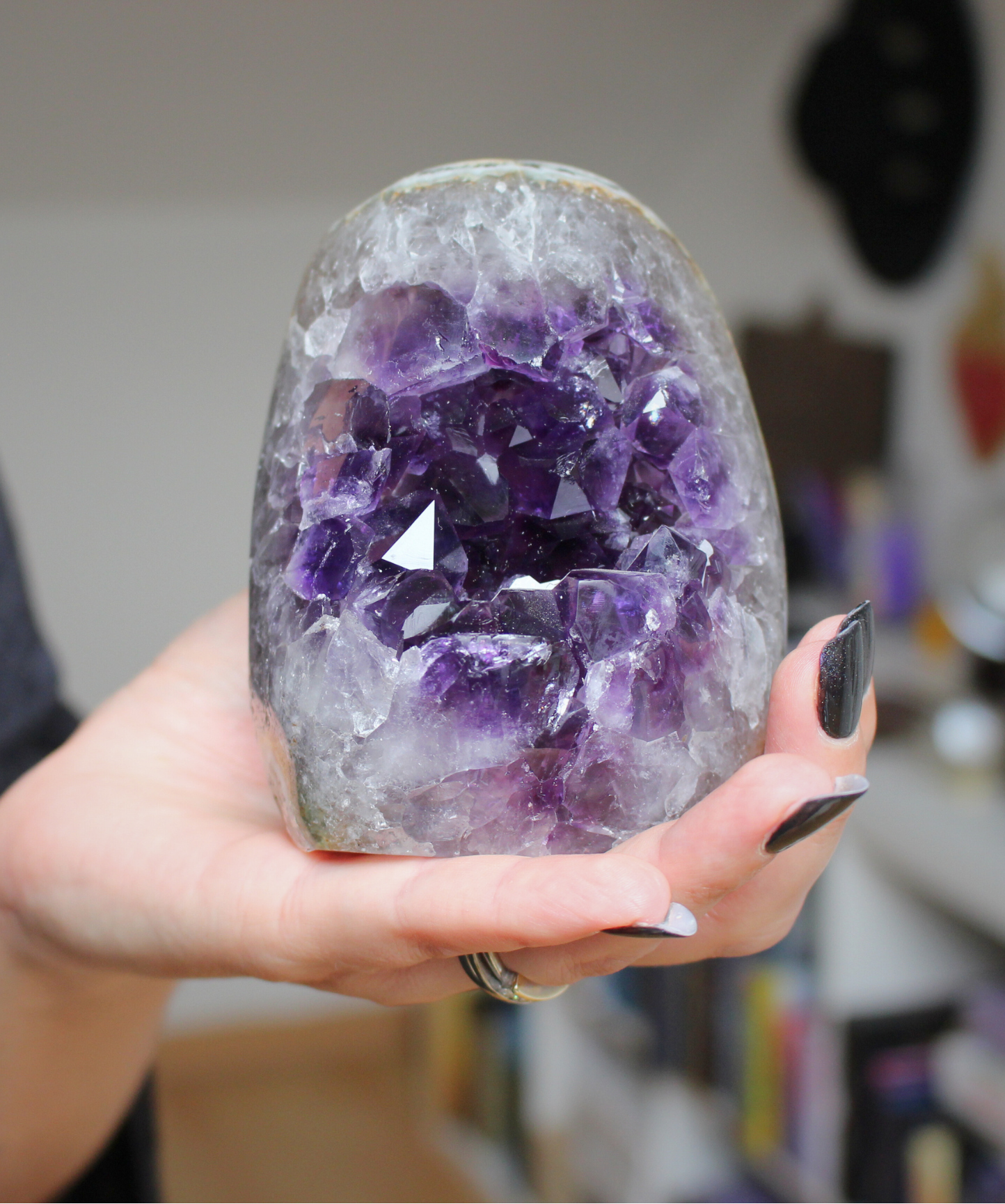 Cette magnifique géode d’améthyste naturelle de 798 grammes provient des mines familiales d’Uruguay, réputées pour offrir les cristaux les plus intenses et les plus purs du monde. Sélectionnée pour son excellente qualité AA+, cette pièce présente un violet profond. Non traitée, 100 % naturelle, elle a été extraite dans des conditions respectueuses de l’humain et de l’environnement. Elle convient aussi bien à la lithothérapie qu’à la méditation ou encore à la décoration et la diffusion de ses énergies dans l