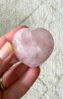 Galet cœur en quartz rose du Brésil, ~40mm. Pierre de l’amour, douceur et chakra du cœur. Idéal méditation, sommeil et équilibre émotionnel. Pièce unique.