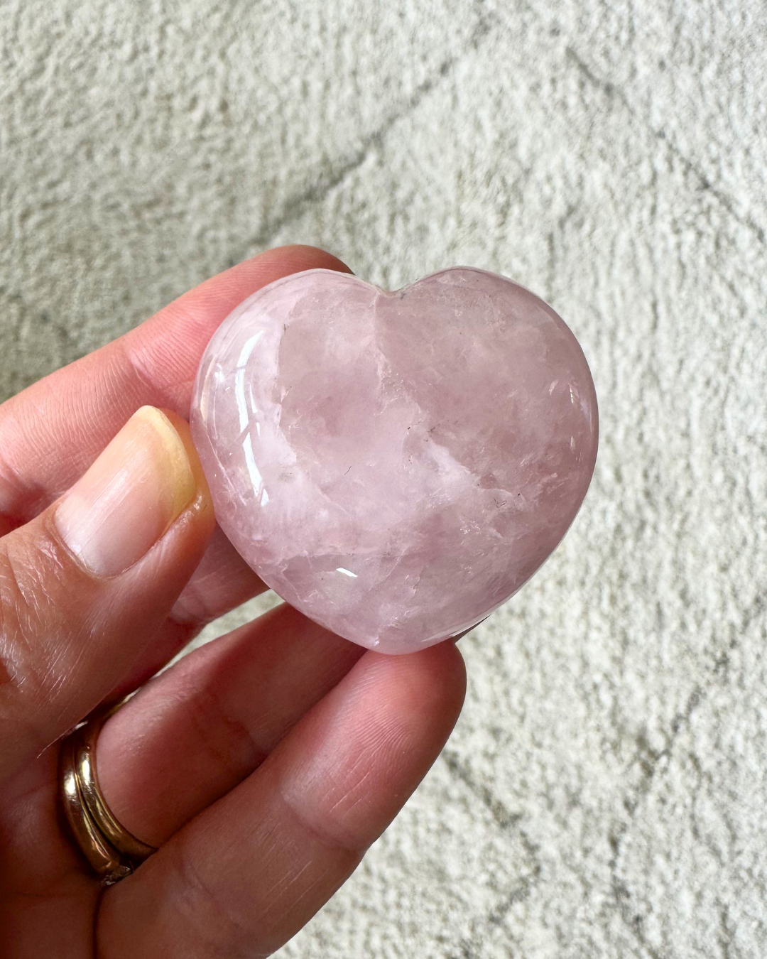 Galet cœur en quartz rose du Brésil, ~40mm. Pierre de l’amour, douceur et chakra du cœur. Idéal méditation, sommeil et équilibre émotionnel. Pièce unique.