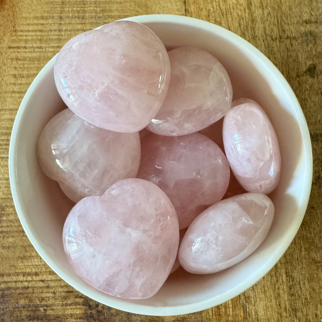 Galet cœur en quartz rose du Brésil, ~40mm. Pierre de l’amour, douceur et chakra du cœur. Idéal méditation, sommeil et équilibre émotionnel. Pièce unique.