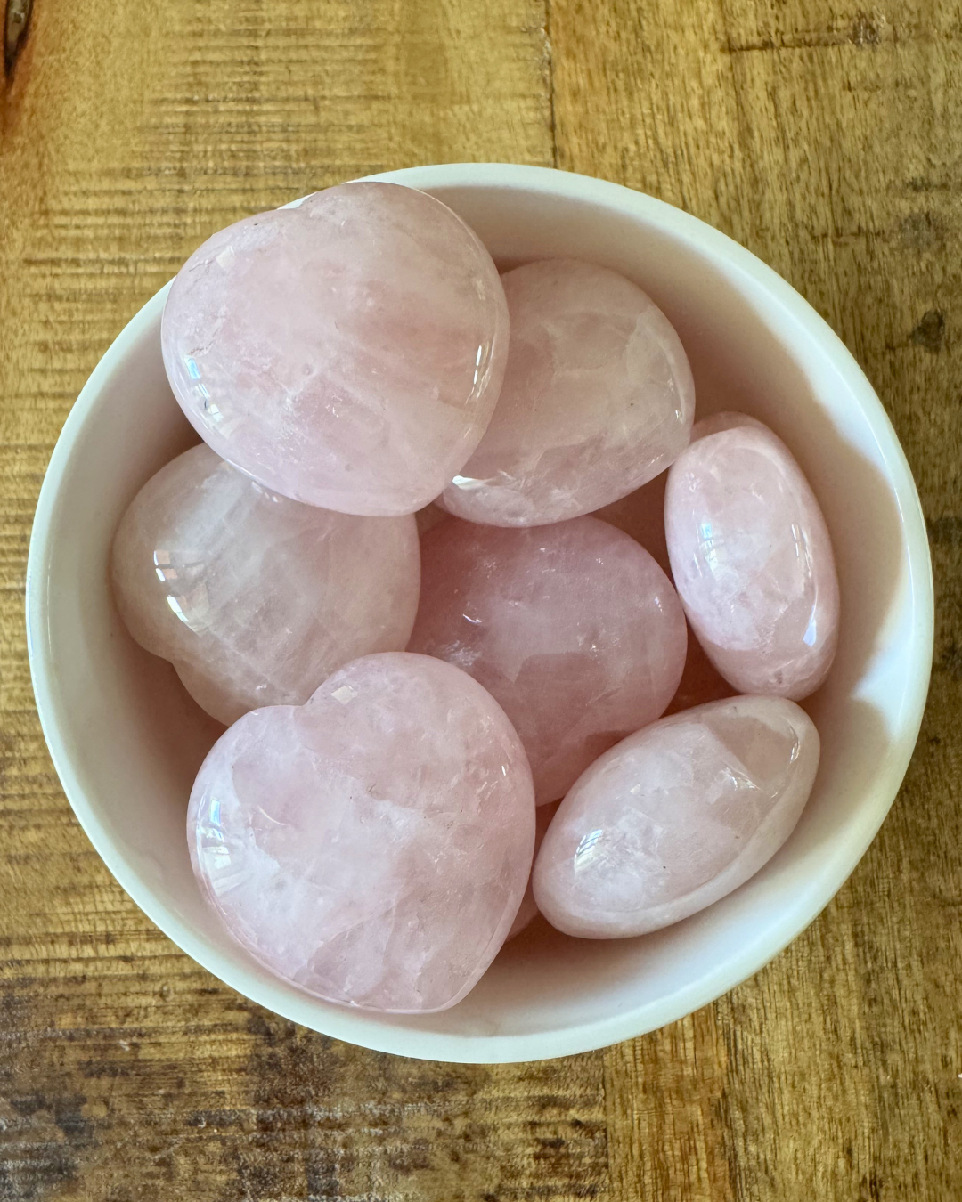 Galet cœur en quartz rose du Brésil, ~40mm. Pierre de l’amour, douceur et chakra du cœur. Idéal méditation, sommeil et équilibre émotionnel. Pièce unique.