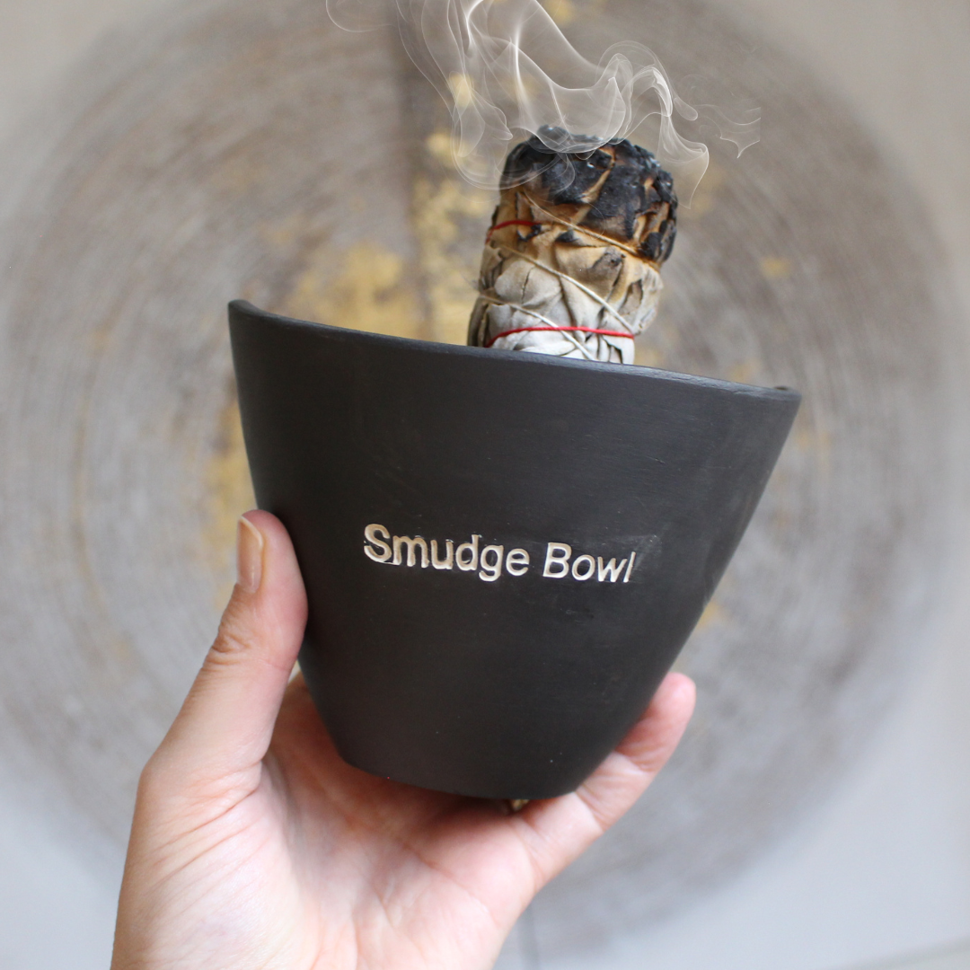 Ce smudge bowl est spécialement conçu pour accompagner vos bâtons de fumigation lors de vos rituels de purification et de nettoyage énergétique.
Il permet de recueillir les cendres en toute sécurité et son compartiment central permet de maintenir le bâton pendant qu’il diffuse sa fumée.