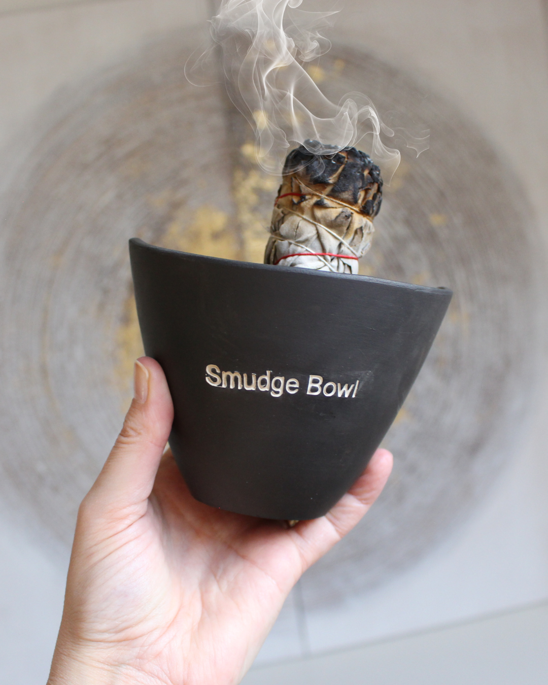 Ce smudge bowl est spécialement conçu pour accompagner vos bâtons de fumigation lors de vos rituels de purification et de nettoyage énergétique.
Il permet de recueillir les cendres en toute sécurité et son compartiment central permet de maintenir le bâton pendant qu’il diffuse sa fumée.