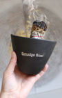 Ce smudge bowl est spécialement conçu pour accompagner vos bâtons de fumigation lors de vos rituels de purification et de nettoyage énergétique.
Il permet de recueillir les cendres en toute sécurité et son compartiment central permet de maintenir le bâton pendant qu’il diffuse sa fumée.