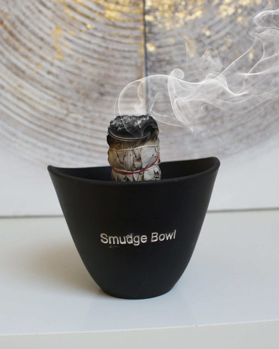 Ce smudge bowl est spécialement conçu pour accompagner vos bâtons de fumigation lors de vos rituels de purification et de nettoyage énergétique.
Il permet de recueillir les cendres en toute sécurité et son compartiment central permet de maintenir le bâton pendant qu’il diffuse sa fumée.