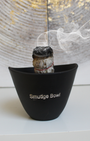 Ce smudge bowl est spécialement conçu pour accompagner vos bâtons de fumigation lors de vos rituels de purification et de nettoyage énergétique.
Il permet de recueillir les cendres en toute sécurité et son compartiment central permet de maintenir le bâton pendant qu’il diffuse sa fumée.