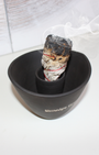 Ce smudge bowl est spécialement conçu pour accompagner vos bâtons de fumigation lors de vos rituels de purification et de nettoyage énergétique.
Il permet de recueillir les cendres en toute sécurité et son compartiment central permet de maintenir le bâton pendant qu’il diffuse sa fumée.