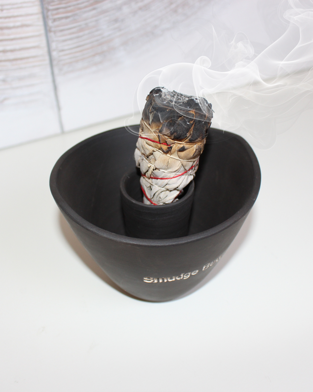 Ce smudge bowl est spécialement conçu pour accompagner vos bâtons de fumigation lors de vos rituels de purification et de nettoyage énergétique.
Il permet de recueillir les cendres en toute sécurité et son compartiment central permet de maintenir le bâton pendant qu’il diffuse sa fumée.