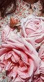 Cette huile est une préparation réalisée à partir de roses provenant d’un rosier issu de la maison d’enfance de Thérèse de Lisieux.
