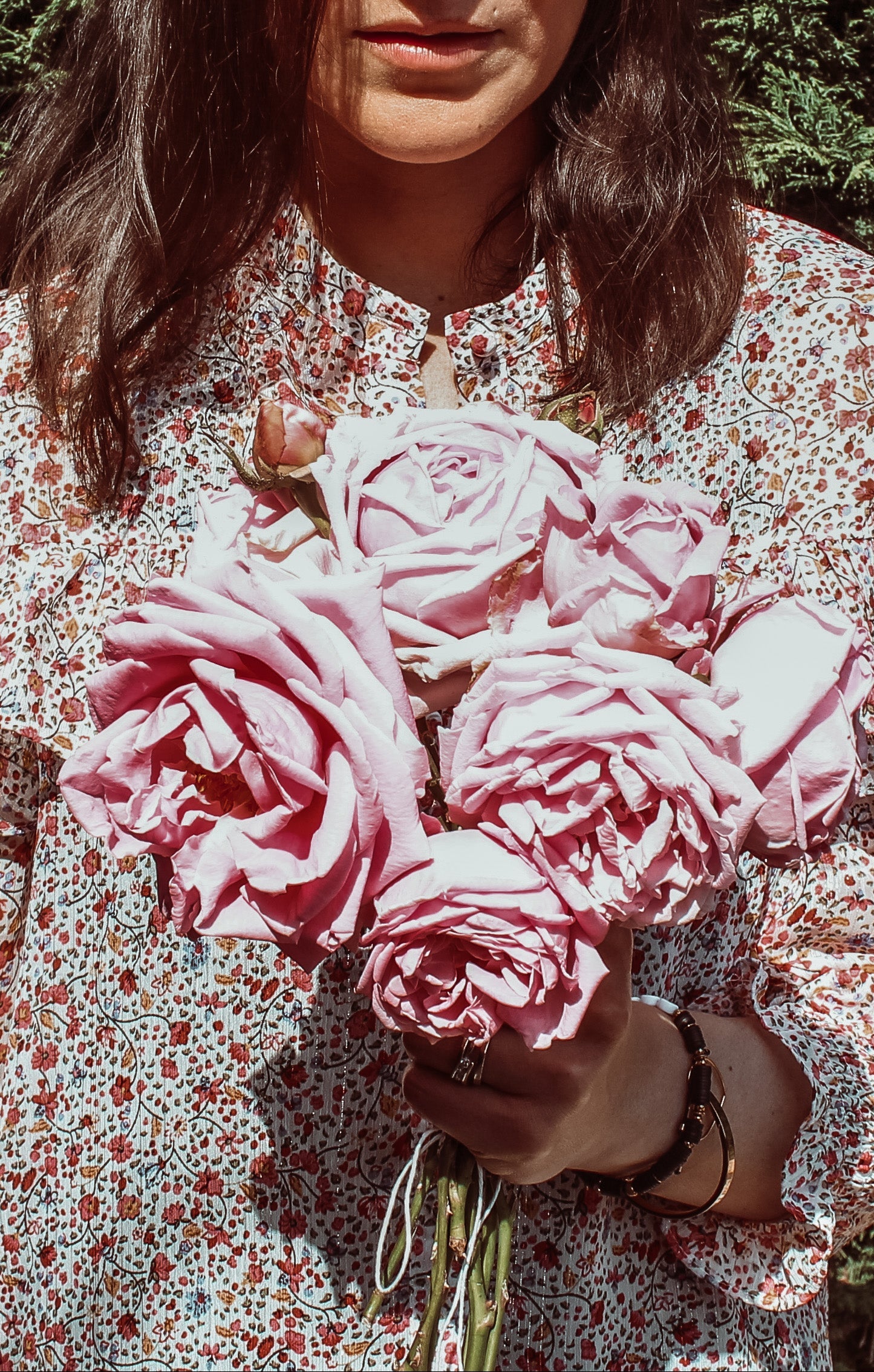Cette huile est une préparation réalisée à partir de roses provenant d’un rosier issu de la maison d’enfance de Thérèse de Lisieux.