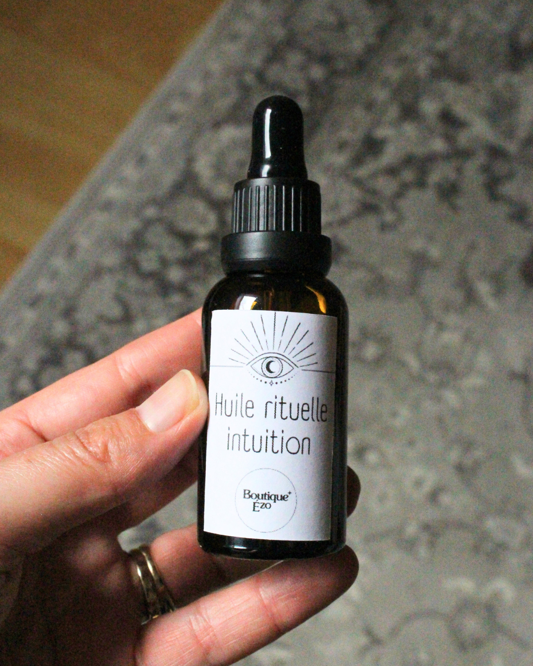 Coffret rituel pour amplifier l’intuition : bougie violette, lapis lazuli, huile artisanale, encens lavande et guide pas à pas. Idéal divination et cartomancie.