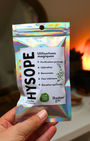 Idéale pour les rituels de purification, l’hysope accompagne vos pratiques de méditation, de purification et de renouveau énergétique.