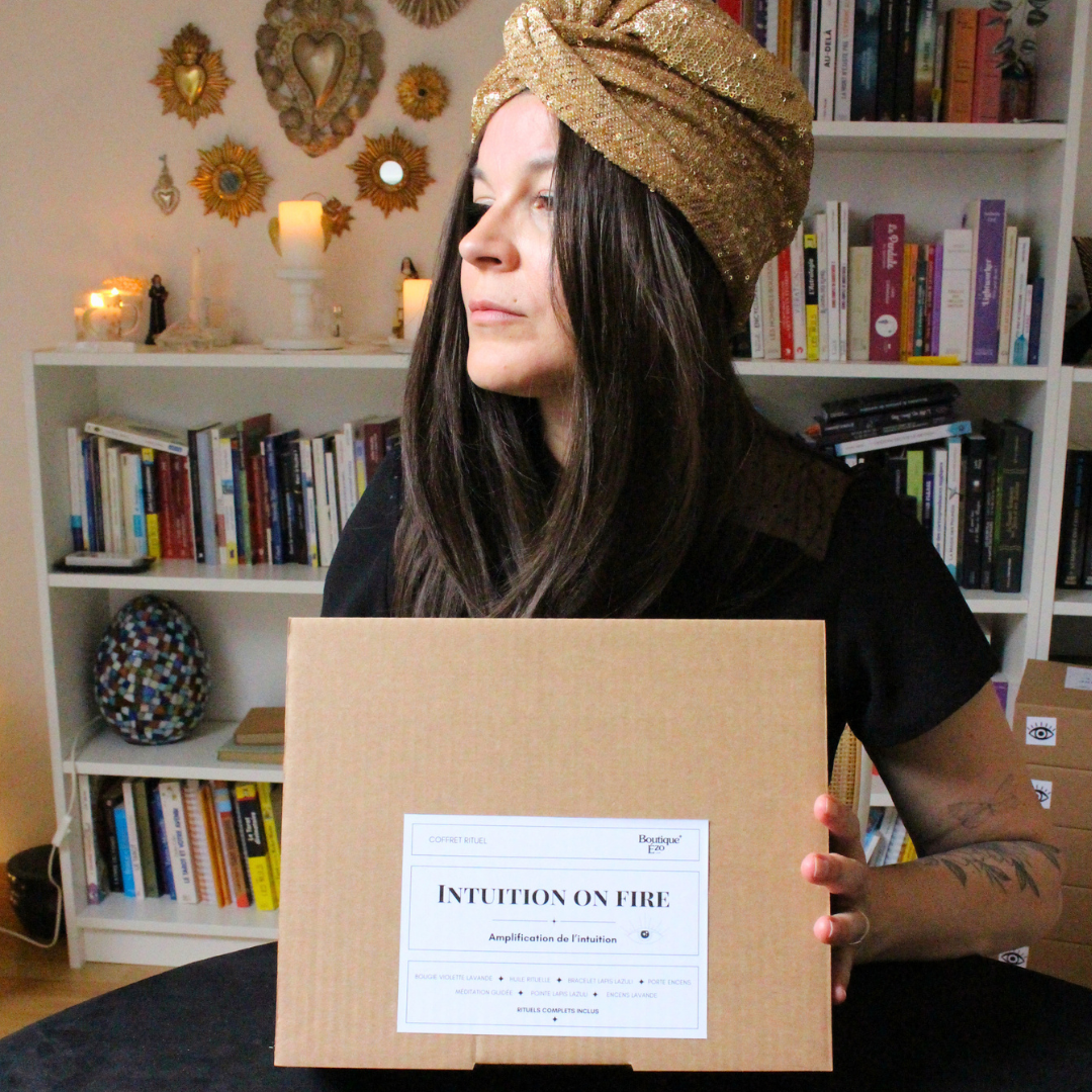 Coffret rituel pour amplifier l’intuition : bougie violette, lapis lazuli, huile artisanale, encens lavande et guide pas à pas. Idéal divination et cartomancie.