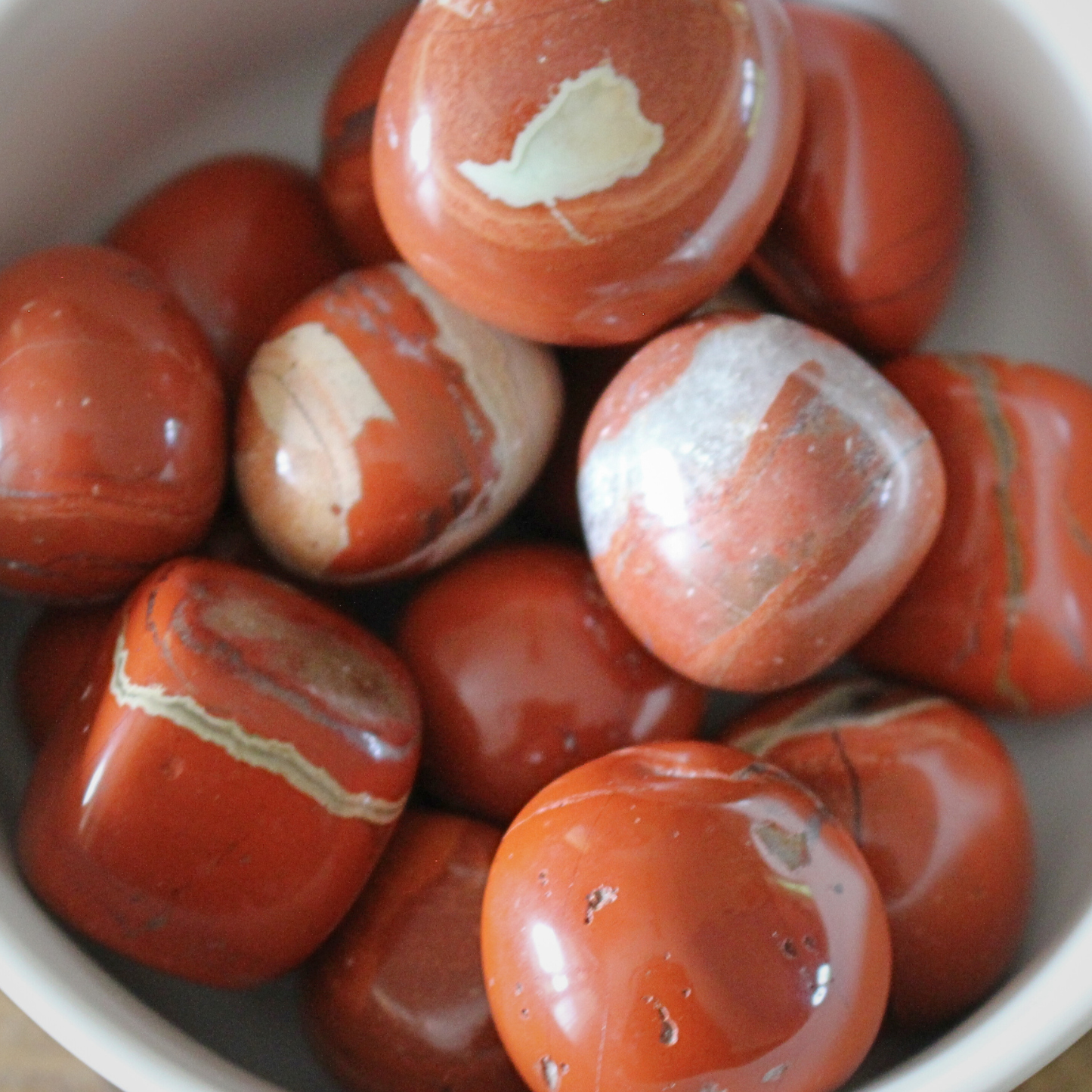 Découvrez nos pierres roulées de Jaspe rouge de 30 à 40 mm, en qualité A+, parfaites pour la lithothérapie. Chaque pierre est soigneusement polie pour révéler ses couleurs chaudes et profondes, apportant énergie, dynamisme et ancrage. Idéale pour stimuler la vitalité physique et soutenir la motivation cette pierre vous accompagne au quotidien ou lors de vos pratiques spirituelles.
