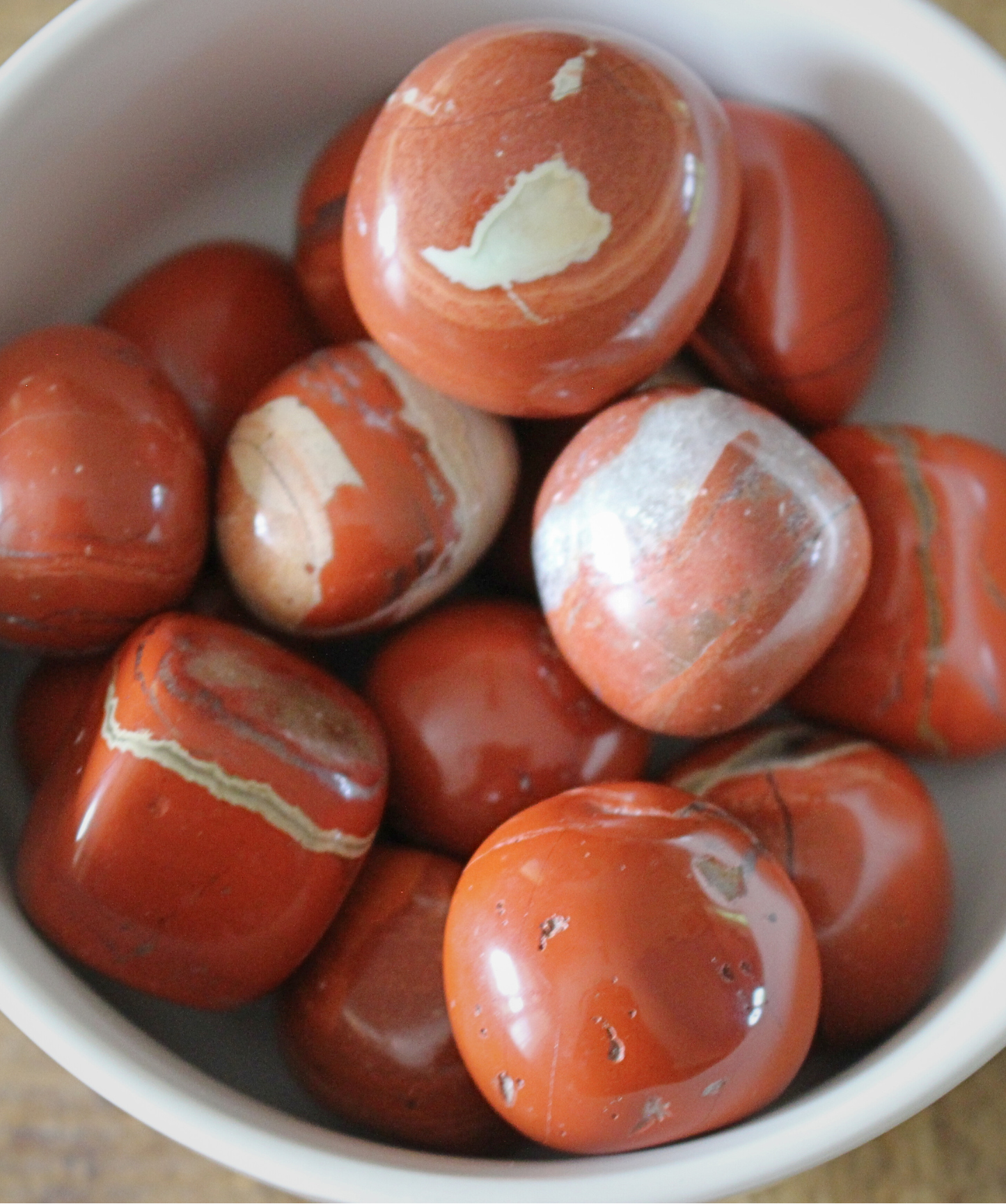 Découvrez nos pierres roulées de Jaspe rouge de 30 à 40 mm, en qualité A+, parfaites pour la lithothérapie. Chaque pierre est soigneusement polie pour révéler ses couleurs chaudes et profondes, apportant énergie, dynamisme et ancrage. Idéale pour stimuler la vitalité physique et soutenir la motivation cette pierre vous accompagne au quotidien ou lors de vos pratiques spirituelles.
