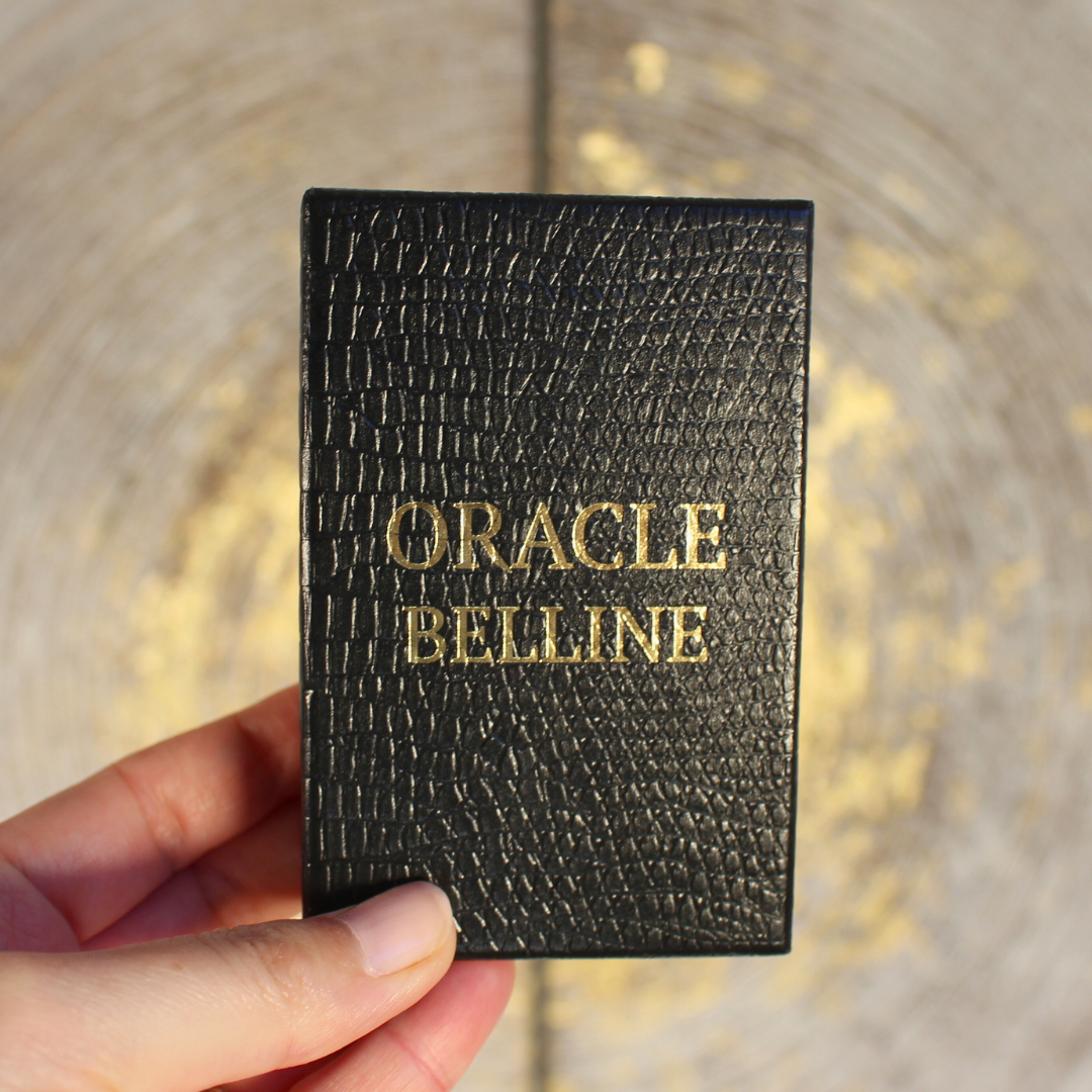 Accessible aux débutants tout en restant profondément riche pour les praticiens expérimentés, l’Oracle Belline est un outil incontournable pour la guidance, la divination et l’introspection. Certainement l'un des plus vieux oracle existant. ce jeu a été conçu  et dessiné par Edmond vers 1845.
