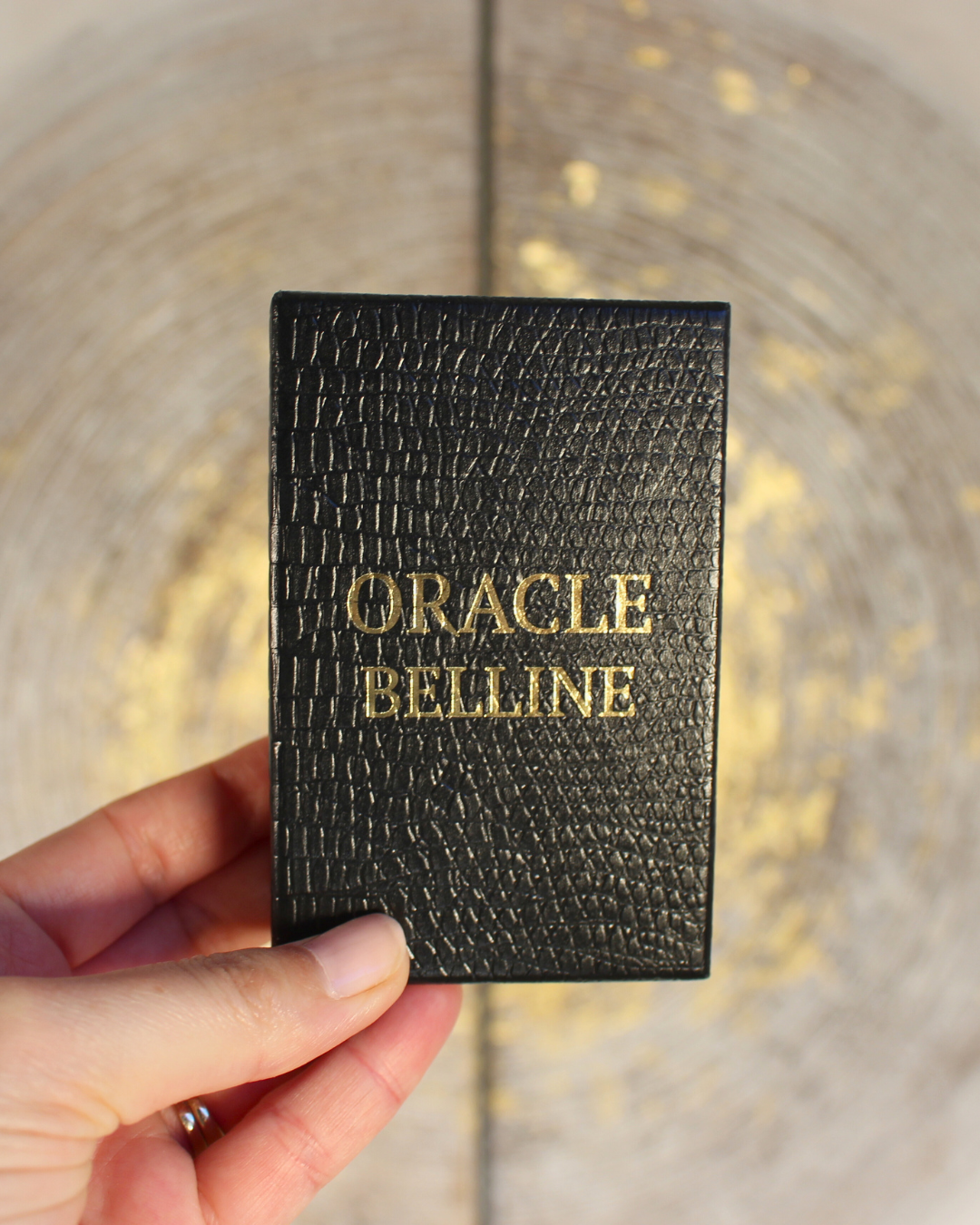 Accessible aux débutants tout en restant profondément riche pour les praticiens expérimentés, l’Oracle Belline est un outil incontournable pour la guidance, la divination et l’introspection. Certainement l'un des plus vieux oracle existant. ce jeu a été conçu  et dessiné par Edmond vers 1845.
