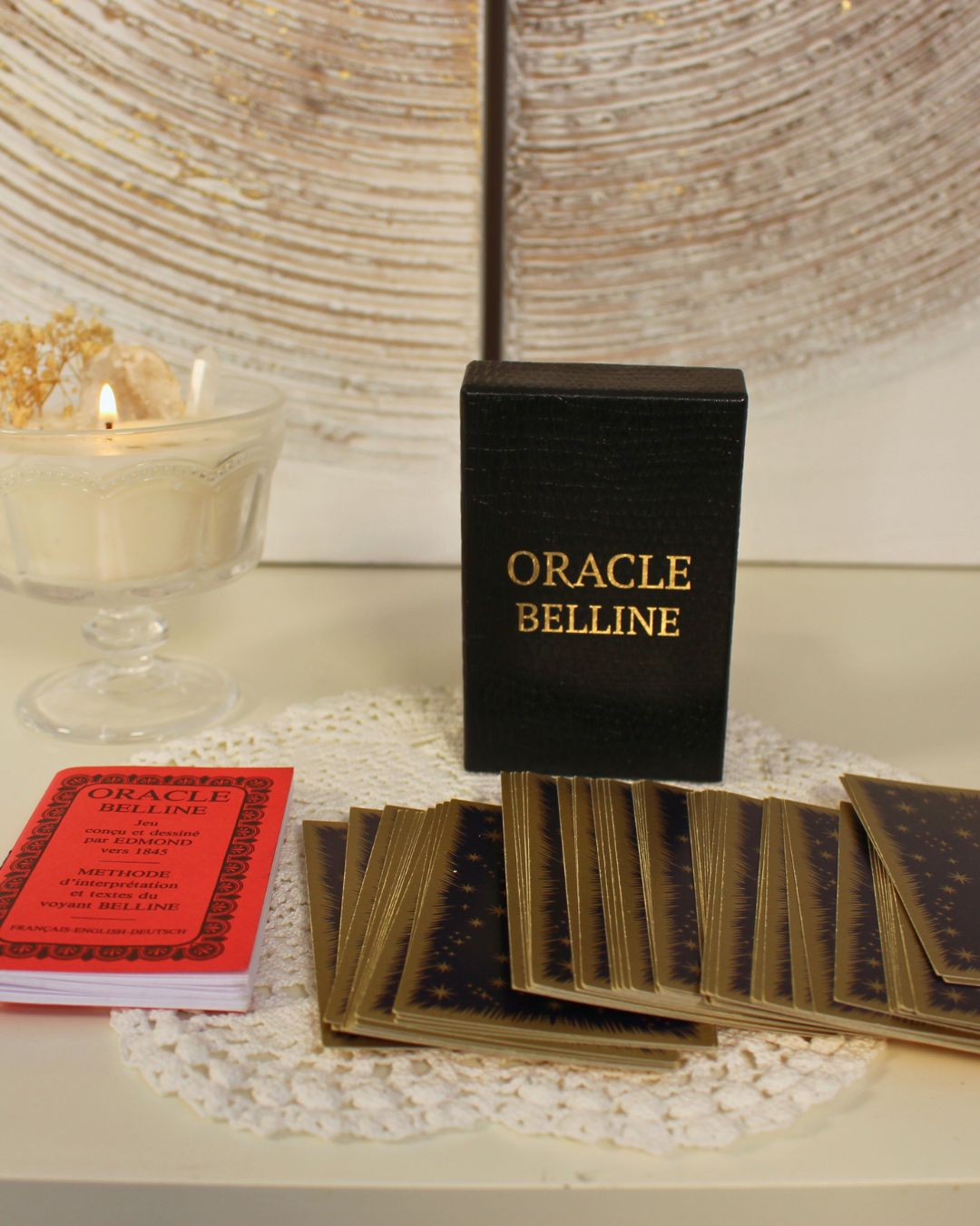 Accessible aux débutants tout en restant profondément riche pour les praticiens expérimentés, l’Oracle Belline est un outil incontournable pour la guidance, la divination et l’introspection. Certainement l'un des plus vieux oracle existant. ce jeu a été conçu  et dessiné par Edmond vers 1845.
