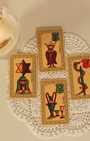 Accessible aux débutants tout en restant profondément riche pour les praticiens expérimentés, l’Oracle Belline est un outil incontournable pour la guidance, la divination et l’introspection. Certainement l'un des plus vieux oracle existant. ce jeu a été conçu  et dessiné par Edmond vers 1845.