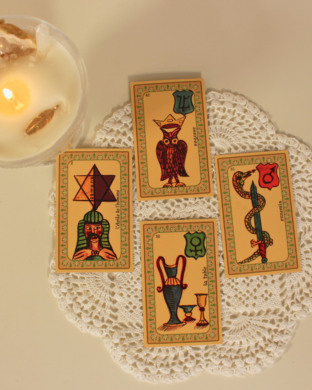 Accessible aux débutants tout en restant profondément riche pour les praticiens expérimentés, l’Oracle Belline est un outil incontournable pour la guidance, la divination et l’introspection. Certainement l'un des plus vieux oracle existant. ce jeu a été conçu  et dessiné par Edmond vers 1845.