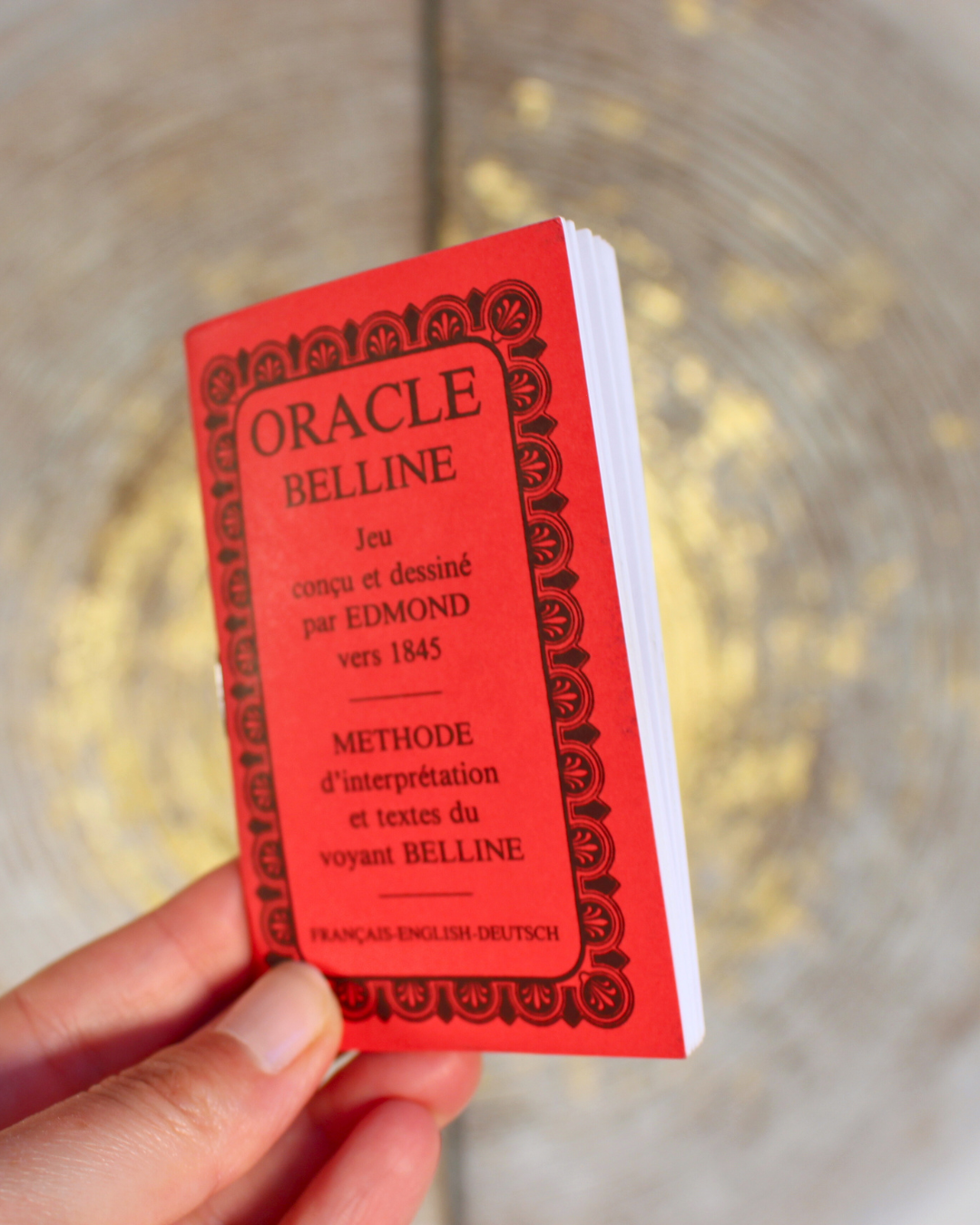 Accessible aux débutants tout en restant profondément riche pour les praticiens expérimentés, l’Oracle Belline est un outil incontournable pour la guidance, la divination et l’introspection. Certainement l'un des plus vieux oracle existant. ce jeu a été conçu  et dessiné par Edmond vers 1845.