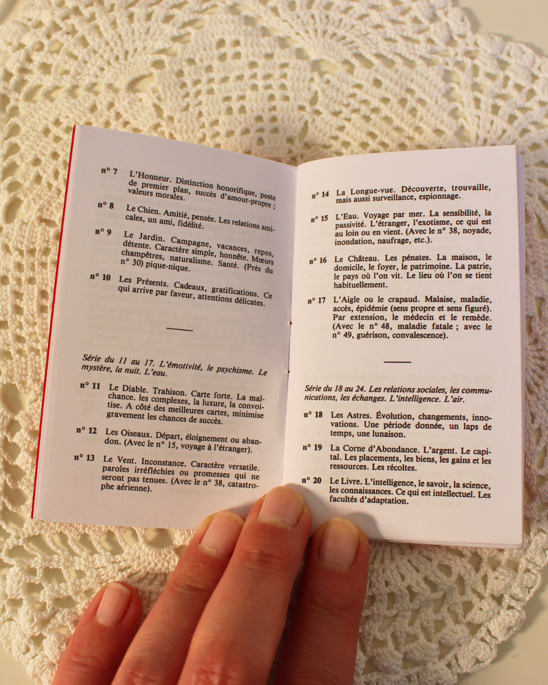 Accessible aux débutants tout en restant profondément riche pour les praticiens expérimentés, l’Oracle Belline est un outil incontournable pour la guidance, la divination et l’introspection. Certainement l'un des plus vieux oracle existant. ce jeu a été conçu  et dessiné par Edmond vers 1845.