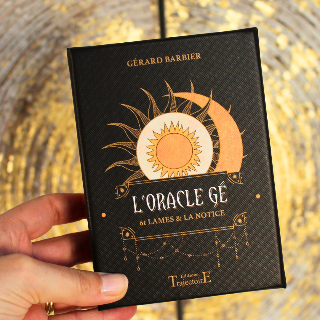 Dès sa création, L'Oracle Cé de Gérard Barbier fut un succès. Ce jeu divinatoire au graphisme simple et éloquent constitue un merveilleux médiateur entre l'invisible et vous pour évaluer votre situation actuelle, visualiser votre avenir proche, canaliser vos énergies et diriger vos efforts vers une vie meilleure.
