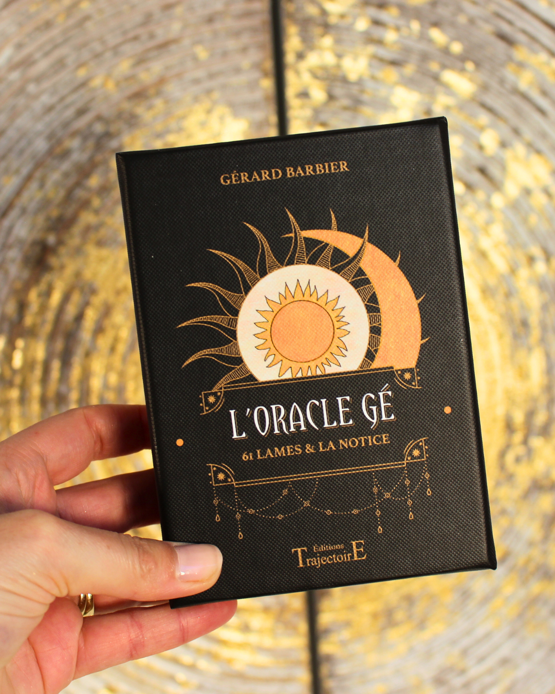 Dès sa création, L'Oracle Cé de Gérard Barbier fut un succès. Ce jeu divinatoire au graphisme simple et éloquent constitue un merveilleux médiateur entre l'invisible et vous pour évaluer votre situation actuelle, visualiser votre avenir proche, canaliser vos énergies et diriger vos efforts vers une vie meilleure.