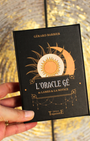 Dès sa création, L'Oracle Cé de Gérard Barbier fut un succès. Ce jeu divinatoire au graphisme simple et éloquent constitue un merveilleux médiateur entre l'invisible et vous pour évaluer votre situation actuelle, visualiser votre avenir proche, canaliser vos énergies et diriger vos efforts vers une vie meilleure.