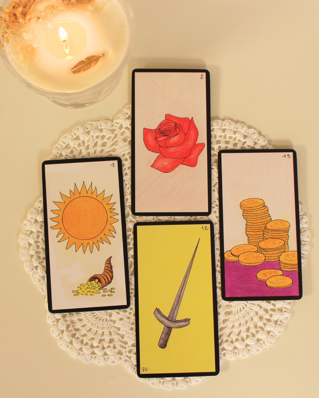 Dès sa création, L'Oracle Cé de Gérard Barbier fut un succès. Ce jeu divinatoire au graphisme simple et éloquent constitue un merveilleux médiateur entre l'invisible et vous pour évaluer votre situation actuelle, visualiser votre avenir proche, canaliser vos énergies et diriger vos efforts vers une vie meilleure.
