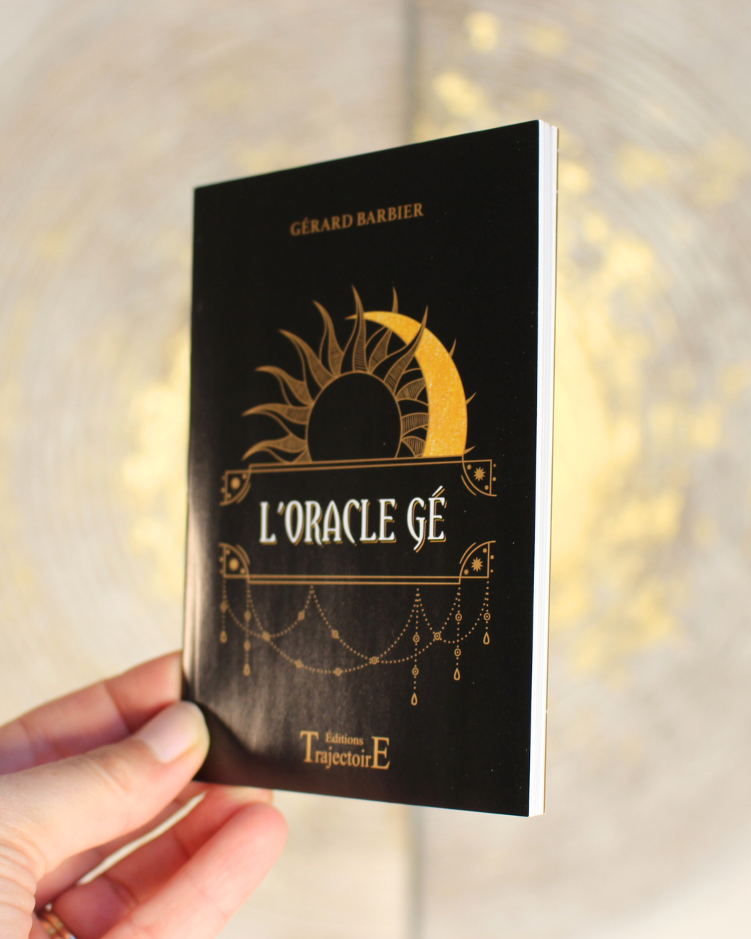 Dès sa création, L'Oracle Cé de Gérard Barbier fut un succès. Ce jeu divinatoire au graphisme simple et éloquent constitue un merveilleux médiateur entre l'invisible et vous pour évaluer votre situation actuelle, visualiser votre avenir proche, canaliser vos énergies et diriger vos efforts vers une vie meilleure.