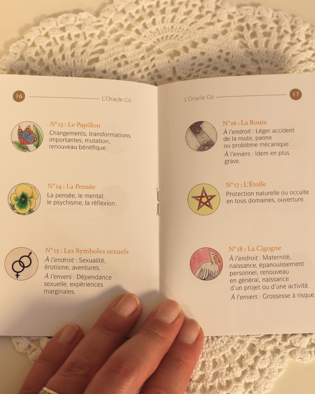 Dès sa création, L'Oracle Cé de Gérard Barbier fut un succès. Ce jeu divinatoire au graphisme simple et éloquent constitue un merveilleux médiateur entre l'invisible et vous pour évaluer votre situation actuelle, visualiser votre avenir proche, canaliser vos énergies et diriger vos efforts vers une vie meilleure.
