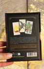 Dès sa création, L'Oracle Cé de Gérard Barbier fut un succès. Ce jeu divinatoire au graphisme simple et éloquent constitue un merveilleux médiateur entre l'invisible et vous pour évaluer votre situation actuelle, visualiser votre avenir proche, canaliser vos énergies et diriger vos efforts vers une vie meilleure.