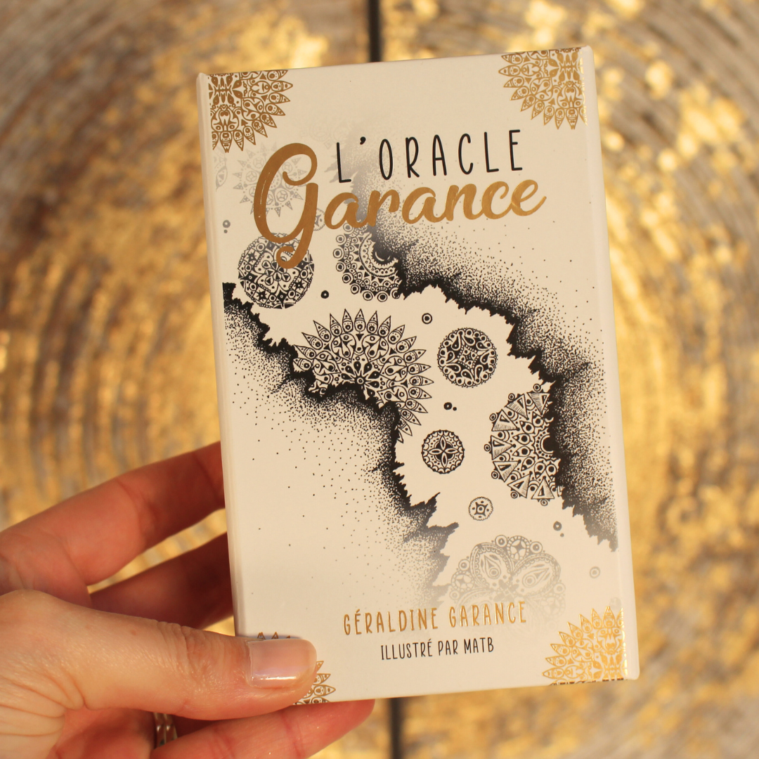 L' Oracle Garance est un oracle simple et très intuitif dont l'appellation fait référence à son anagramme, « ancrage», et à la carte la plus puissante du coffret, « Le Garant ». Ses 56 cartes magnifiquement illustrées la main par l'artiste MaTB, sa conception originale et ses énergies lumineuses et positives lui confèrent une haute fréquence vibratoire pour vous offrir de merveilleuses guidances divinatoires.