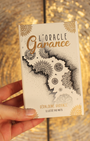 L' Oracle Garance est un oracle simple et très intuitif dont l'appellation fait référence à son anagramme, « ancrage», et à la carte la plus puissante du coffret, « Le Garant ». Ses 56 cartes magnifiquement illustrées la main par l'artiste MaTB, sa conception originale et ses énergies lumineuses et positives lui confèrent une haute fréquence vibratoire pour vous offrir de merveilleuses guidances divinatoires.