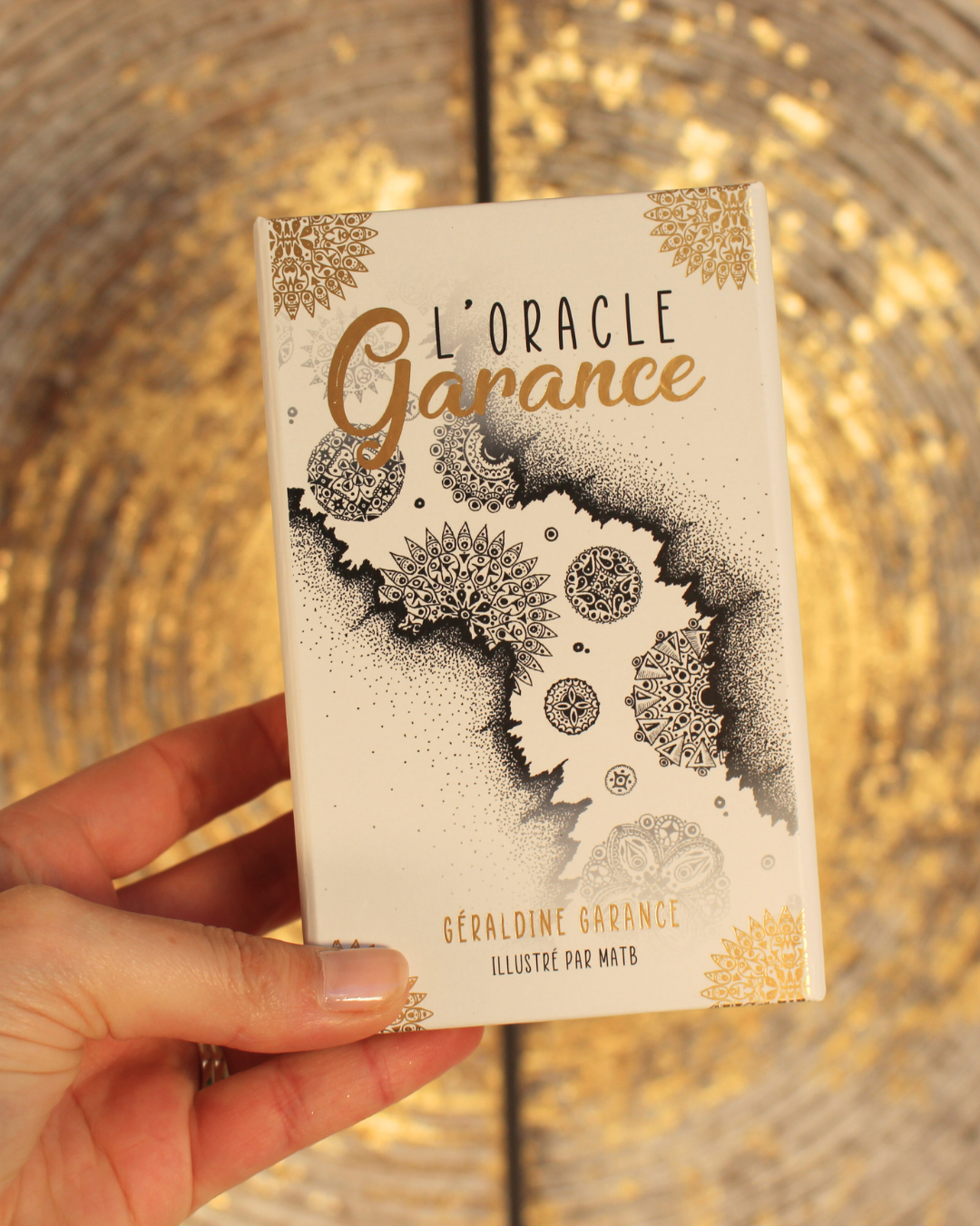 L' Oracle Garance est un oracle simple et très intuitif dont l'appellation fait référence à son anagramme, « ancrage», et à la carte la plus puissante du coffret, « Le Garant ». Ses 56 cartes magnifiquement illustrées la main par l'artiste MaTB, sa conception originale et ses énergies lumineuses et positives lui confèrent une haute fréquence vibratoire pour vous offrir de merveilleuses guidances divinatoires.