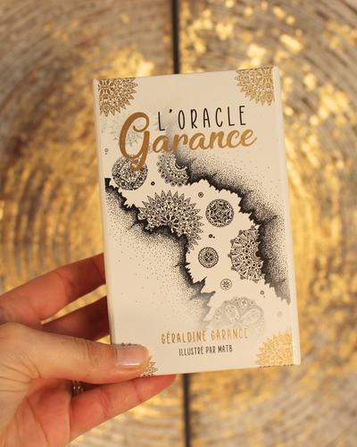 L' Oracle Garance est un oracle simple et très intuitif dont l'appellation fait référence à son anagramme, « ancrage», et à la carte la plus puissante du coffret, « Le Garant ». Ses 56 cartes magnifiquement illustrées la main par l'artiste MaTB, sa conception originale et ses énergies lumineuses et positives lui confèrent une haute fréquence vibratoire pour vous offrir de merveilleuses guidances divinatoires.