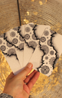 L' Oracle Garance est un oracle simple et très intuitif dont l'appellation fait référence à son anagramme, « ancrage», et à la carte la plus puissante du coffret, « Le Garant ». Ses 56 cartes magnifiquement illustrées la main par l'artiste MaTB, sa conception originale et ses énergies lumineuses et positives lui confèrent une haute fréquence vibratoire pour vous offrir de merveilleuses guidances divinatoires.
