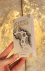 L' Oracle Garance est un oracle simple et très intuitif dont l'appellation fait référence à son anagramme, « ancrage», et à la carte la plus puissante du coffret, « Le Garant ». Ses 56 cartes magnifiquement illustrées la main par l'artiste MaTB, sa conception originale et ses énergies lumineuses et positives lui confèrent une haute fréquence vibratoire pour vous offrir de merveilleuses guidances divinatoires.