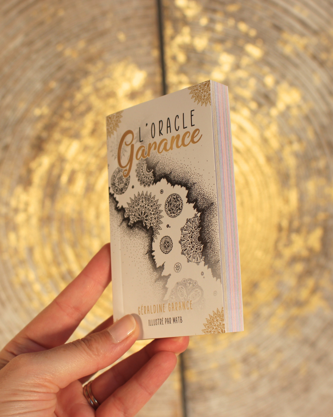 L' Oracle Garance est un oracle simple et très intuitif dont l'appellation fait référence à son anagramme, « ancrage», et à la carte la plus puissante du coffret, « Le Garant ». Ses 56 cartes magnifiquement illustrées la main par l'artiste MaTB, sa conception originale et ses énergies lumineuses et positives lui confèrent une haute fréquence vibratoire pour vous offrir de merveilleuses guidances divinatoires.