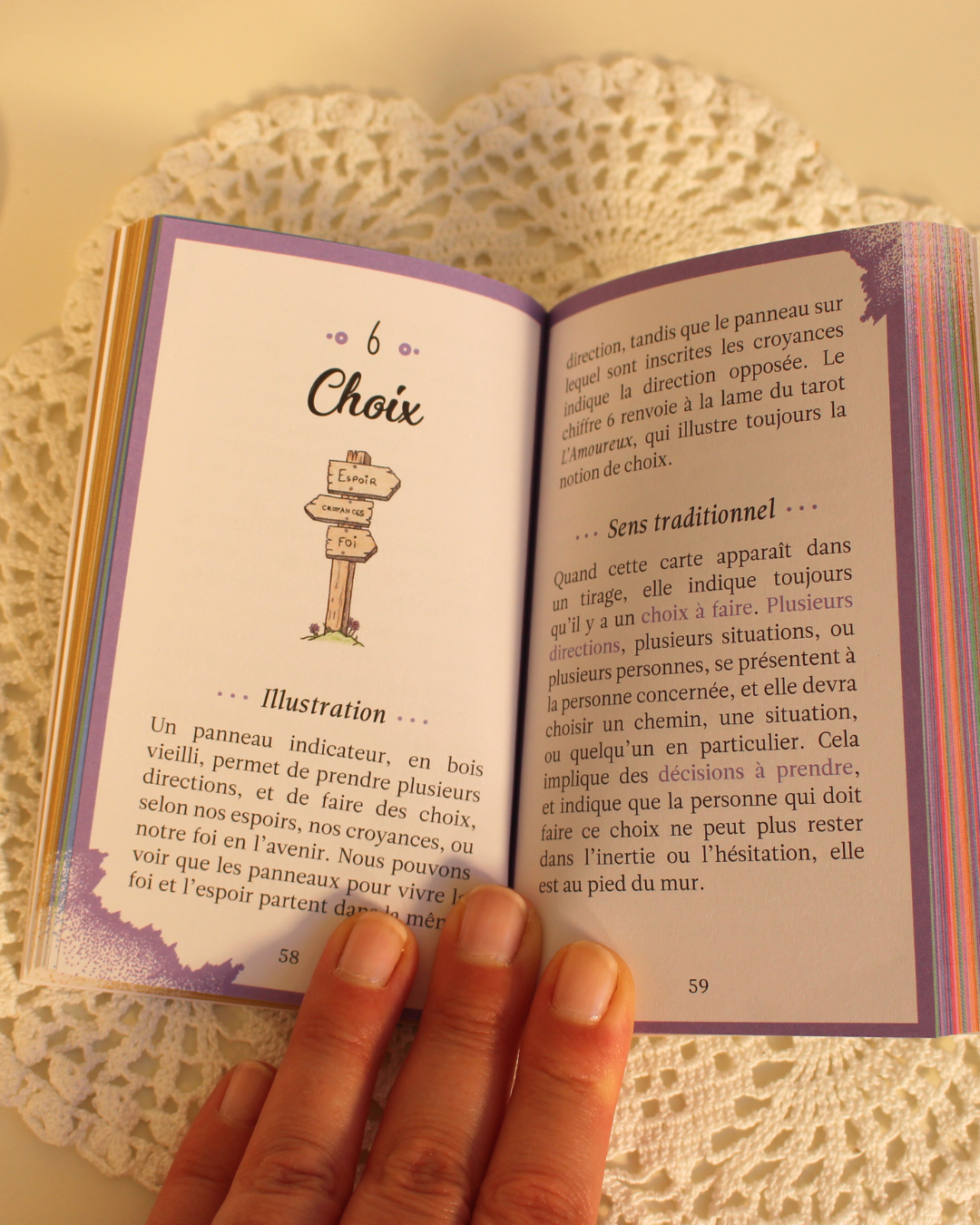 L' Oracle Garance est un oracle simple et très intuitif dont l'appellation fait référence à son anagramme, « ancrage», et à la carte la plus puissante du coffret, « Le Garant ». Ses 56 cartes magnifiquement illustrées la main par l'artiste MaTB, sa conception originale et ses énergies lumineuses et positives lui confèrent une haute fréquence vibratoire pour vous offrir de merveilleuses guidances divinatoires.