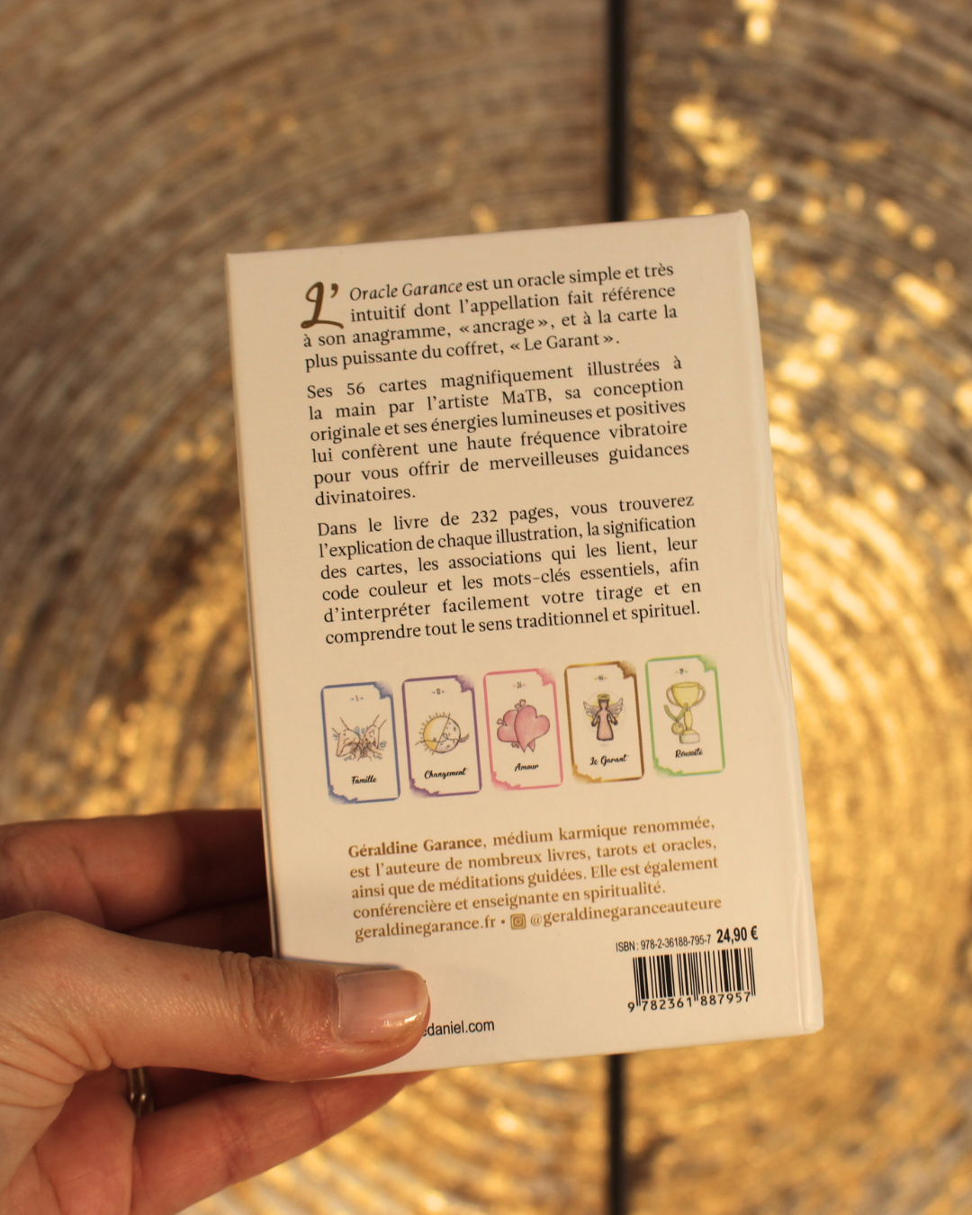 L' Oracle Garance est un oracle simple et très intuitif dont l'appellation fait référence à son anagramme, « ancrage», et à la carte la plus puissante du coffret, « Le Garant ». Ses 56 cartes magnifiquement illustrées la main par l'artiste MaTB, sa conception originale et ses énergies lumineuses et positives lui confèrent une haute fréquence vibratoire pour vous offrir de merveilleuses guidances divinatoires.