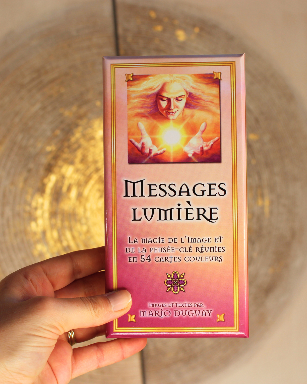 Un jeu magnifique créé pour vous rapprocher de la divinité de votre être. Ces messages lumière apportent réconfort en vous aidant à la compréhension par la magie de l'image et de la pensée clé. Un jeu simple, il suffit de tirer une carte à l'occasion, selon l'écoute de votre coeur, votre centre intérieur saura vous guider vers le message idéal pour vous.