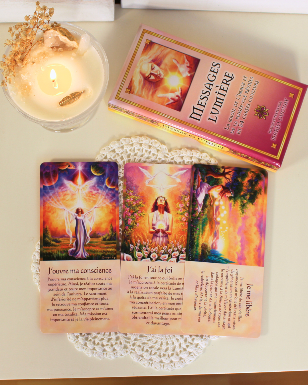 Un jeu magnifique créé pour vous rapprocher de la divinité de votre être. Ces messages lumière apportent réconfort en vous aidant à la compréhension par la magie de l'image et de la pensée clé. Un jeu simple, il suffit de tirer une carte à l'occasion, selon l'écoute de votre coeur, votre centre intérieur saura vous guider vers le message idéal pour vous.