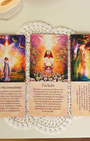 Un jeu magnifique créé pour vous rapprocher de la divinité de votre être. Ces messages lumière apportent réconfort en vous aidant à la compréhension par la magie de l'image et de la pensée clé. Un jeu simple, il suffit de tirer une carte à l'occasion, selon l'écoute de votre coeur, votre centre intérieur saura vous guider vers le message idéal pour vous.