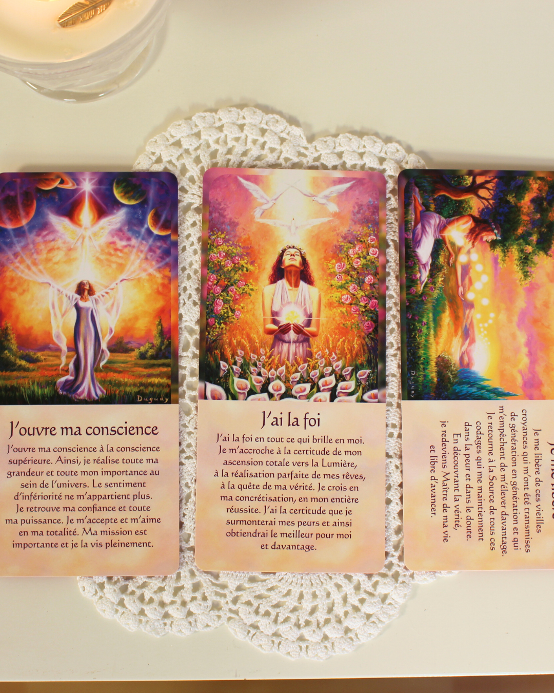 Un jeu magnifique créé pour vous rapprocher de la divinité de votre être. Ces messages lumière apportent réconfort en vous aidant à la compréhension par la magie de l'image et de la pensée clé. Un jeu simple, il suffit de tirer une carte à l'occasion, selon l'écoute de votre coeur, votre centre intérieur saura vous guider vers le message idéal pour vous.