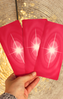 Un jeu magnifique créé pour vous rapprocher de la divinité de votre être. Ces messages lumière apportent réconfort en vous aidant à la compréhension par la magie de l'image et de la pensée clé. Un jeu simple, il suffit de tirer une carte à l'occasion, selon l'écoute de votre coeur, votre centre intérieur saura vous guider vers le message idéal pour vous.