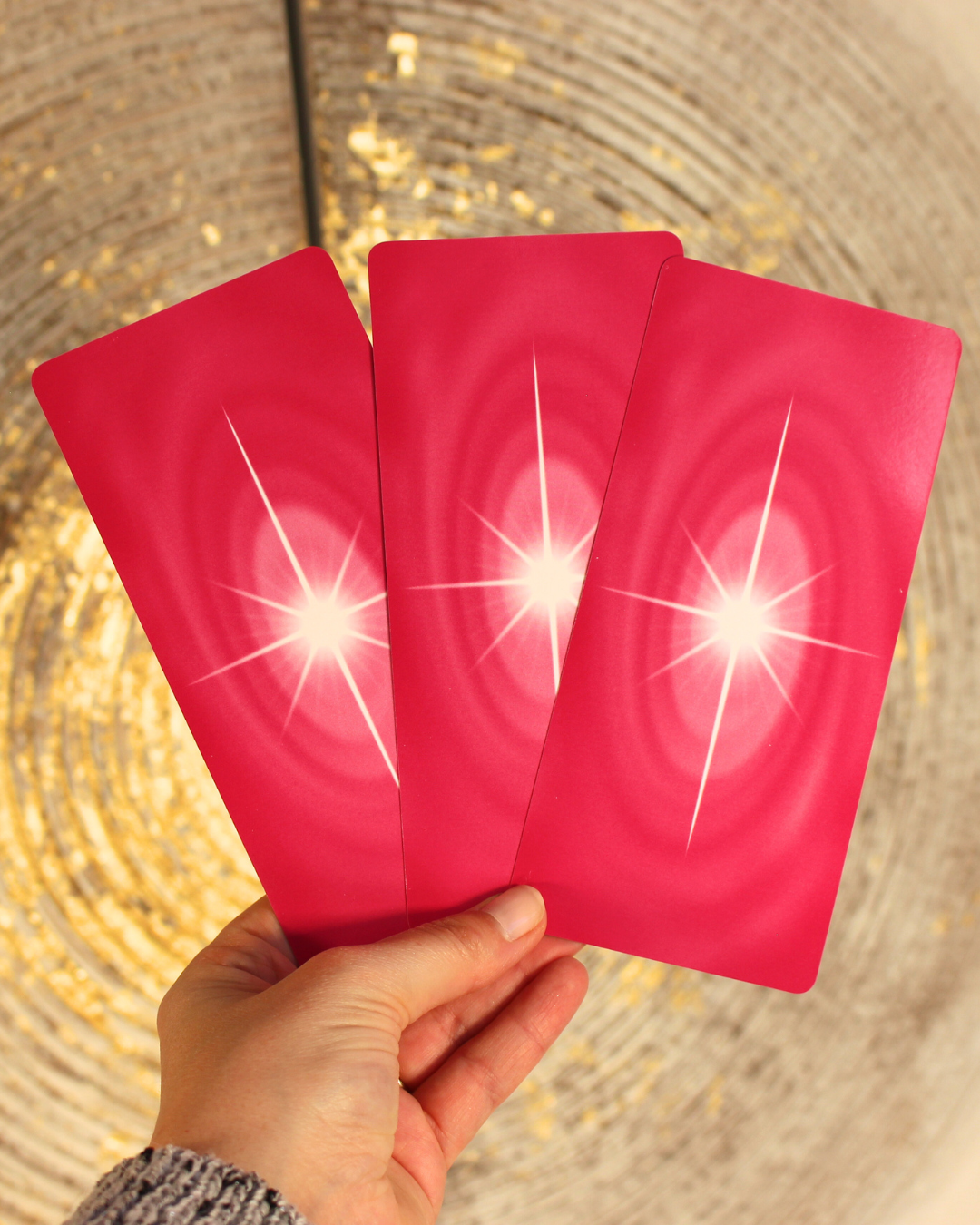 Un jeu magnifique créé pour vous rapprocher de la divinité de votre être. Ces messages lumière apportent réconfort en vous aidant à la compréhension par la magie de l'image et de la pensée clé. Un jeu simple, il suffit de tirer une carte à l'occasion, selon l'écoute de votre coeur, votre centre intérieur saura vous guider vers le message idéal pour vous.