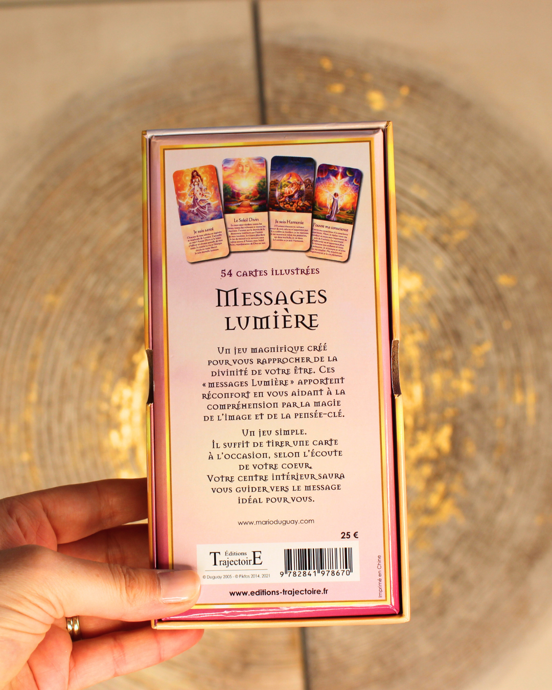 Un jeu magnifique créé pour vous rapprocher de la divinité de votre être. Ces messages lumière apportent réconfort en vous aidant à la compréhension par la magie de l'image et de la pensée clé. Un jeu simple, il suffit de tirer une carte à l'occasion, selon l'écoute de votre coeur, votre centre intérieur saura vous guider vers le message idéal pour vous.